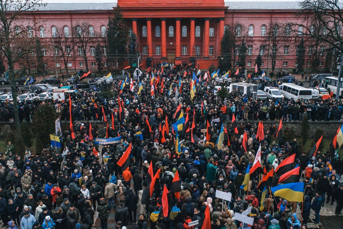 На митинг в парк Шевченко собрались более восьми с повиной тысяч человек На митинг в парк Шевченко собрались более восьми с повиной тысяч человек