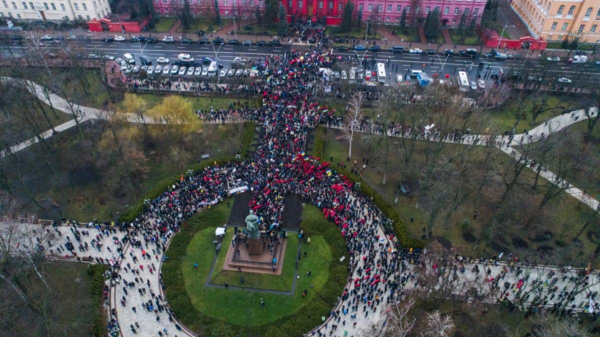 Люди собираются на шествие Люди собираются на шествие