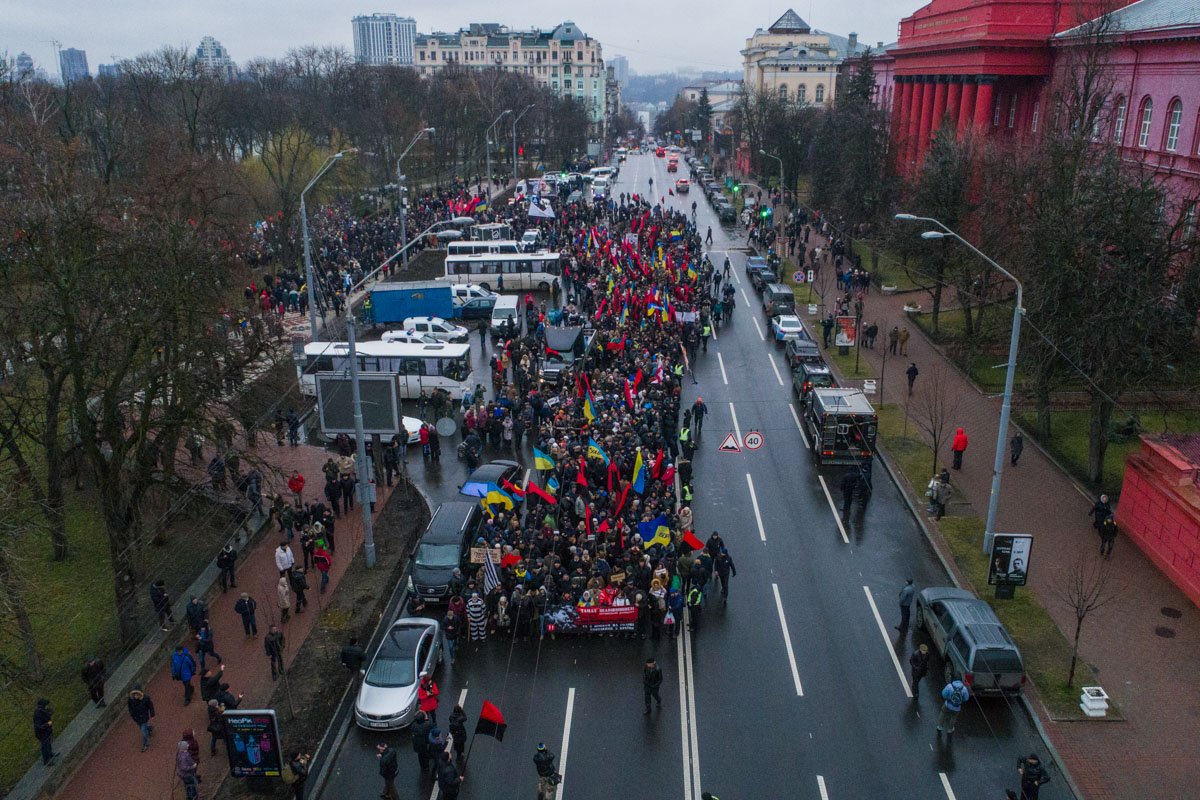Митингующие построились в колонны Митингующие построились в колонны