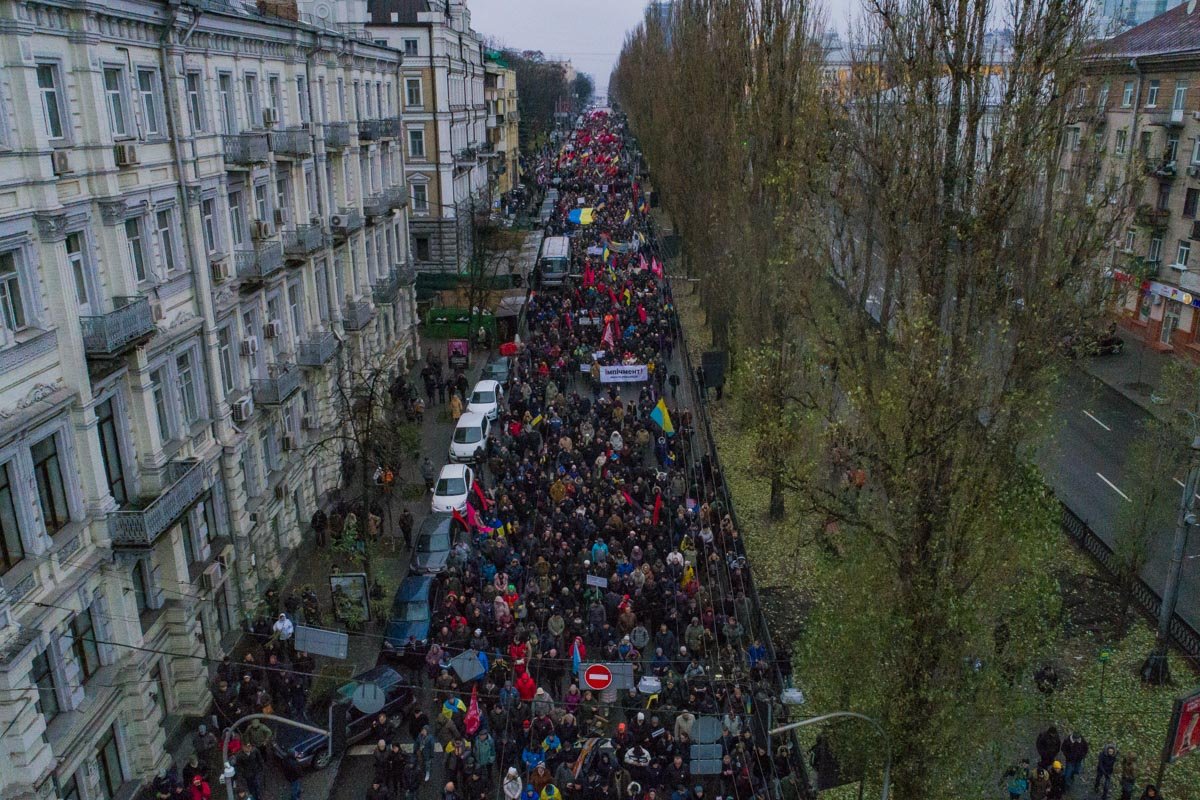 Многие держали в руках национальные, партийные и красно-черные флаги Многие держали в руках национальные, партийные и красно-черные флаги