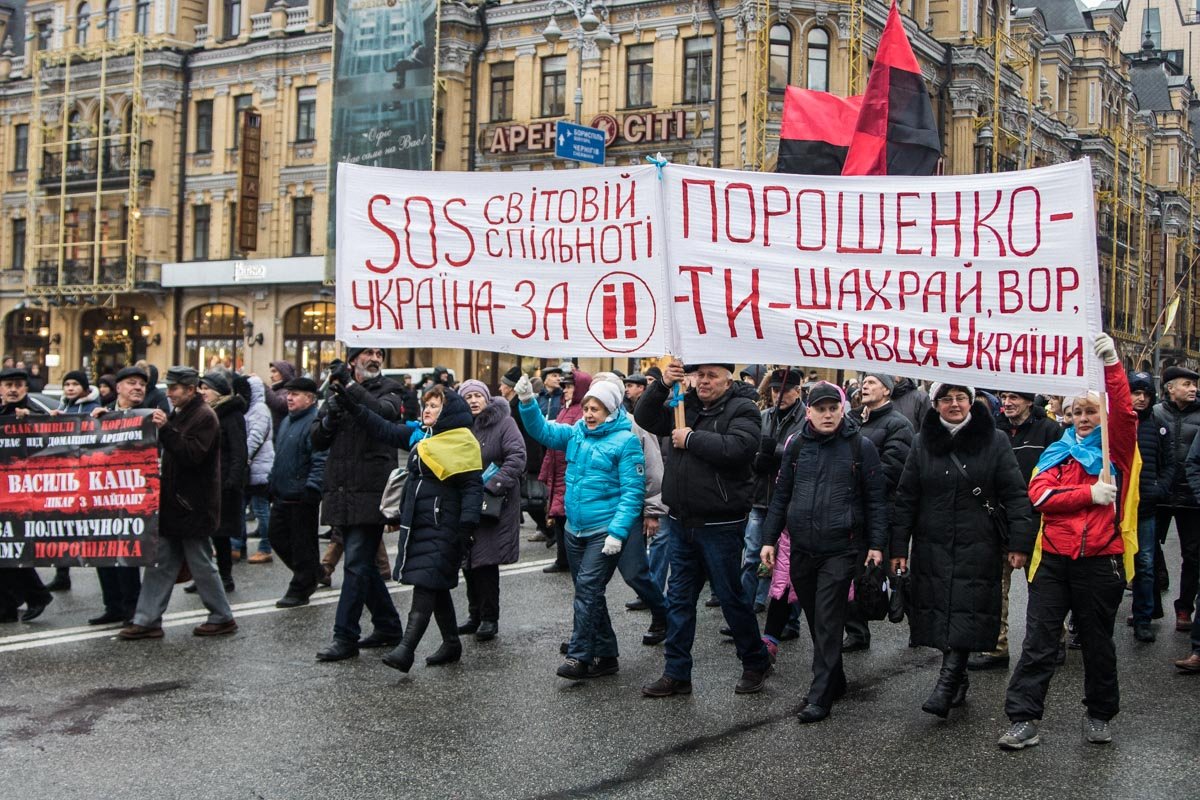 Полиция перекрывала целую улицу для масштабного шествия Полиция перекрывала целую улицу для масштабного шествия