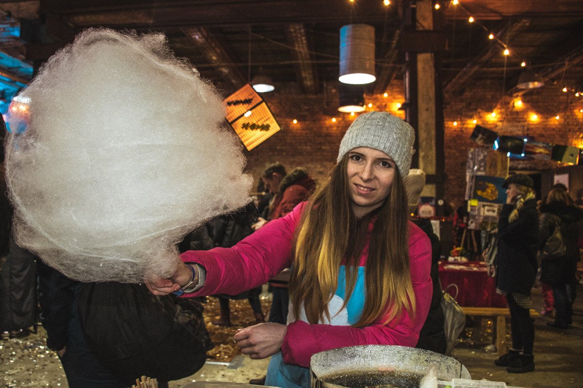 На волшебной барахолке можно было попробовать много сладостей