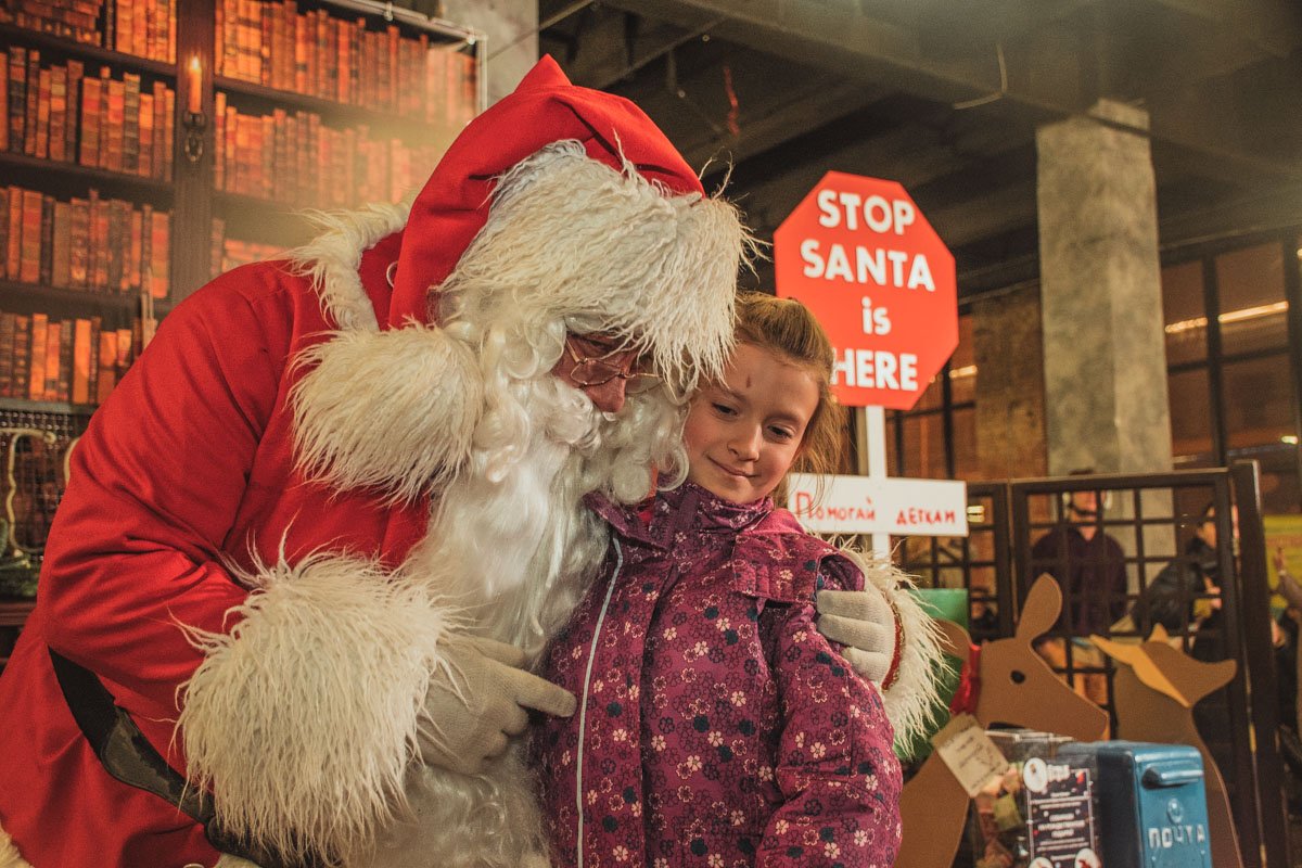 Малыши с радостью общались и фотографировались с "главным организатором" новогоднего чуда
