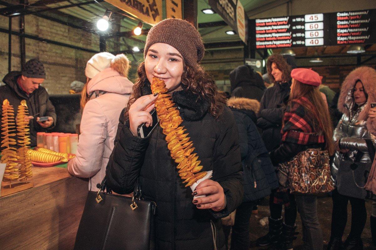 Запах какао с зефирками и снеков вызывал чувство голода и любви у всех гостей