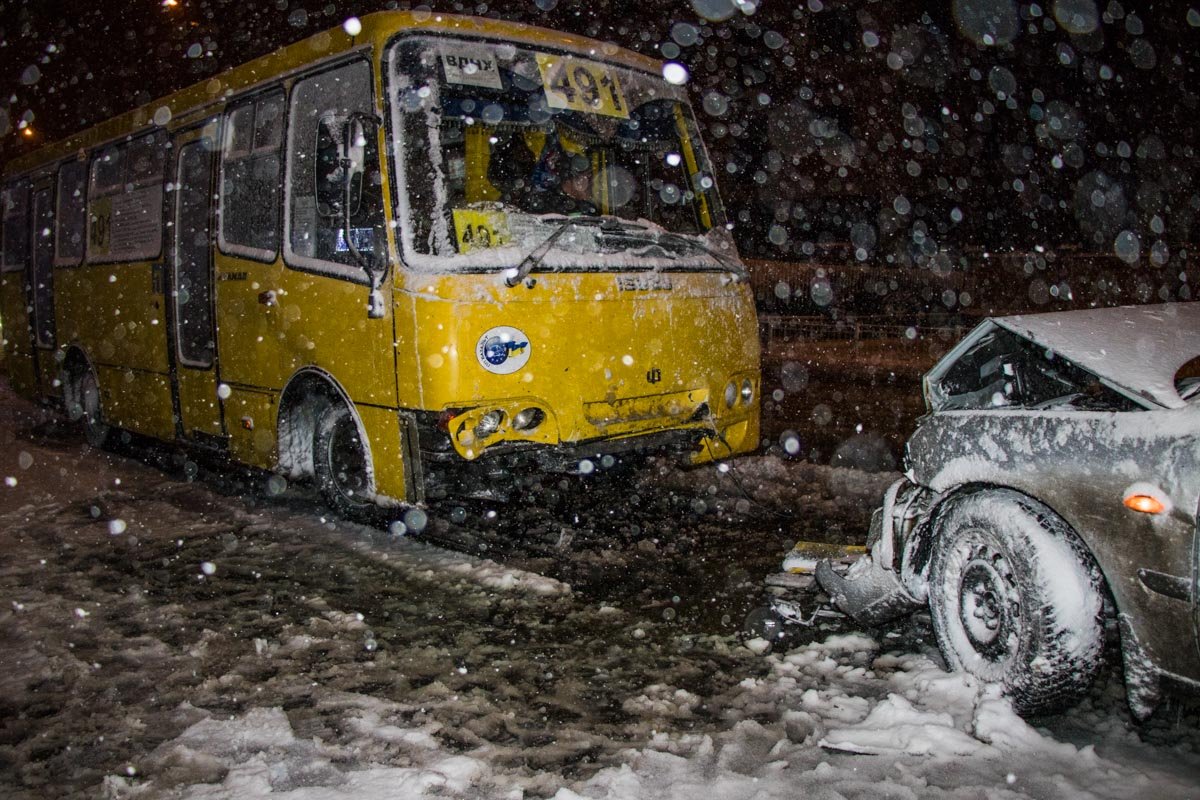 Маршрутка выезжала с остановки