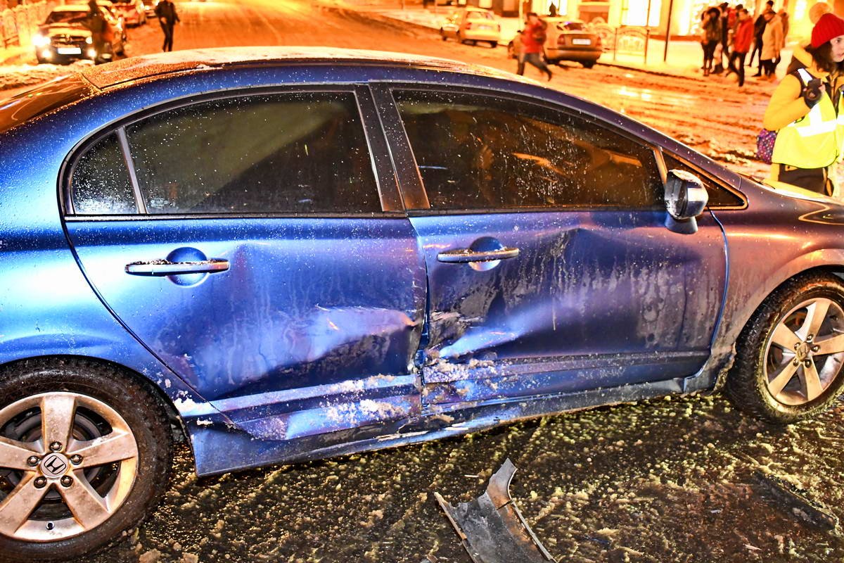 Автомобиль Honda получил вмятину с правой стороны Автомобиль Honda получил вмятину с правой стороны