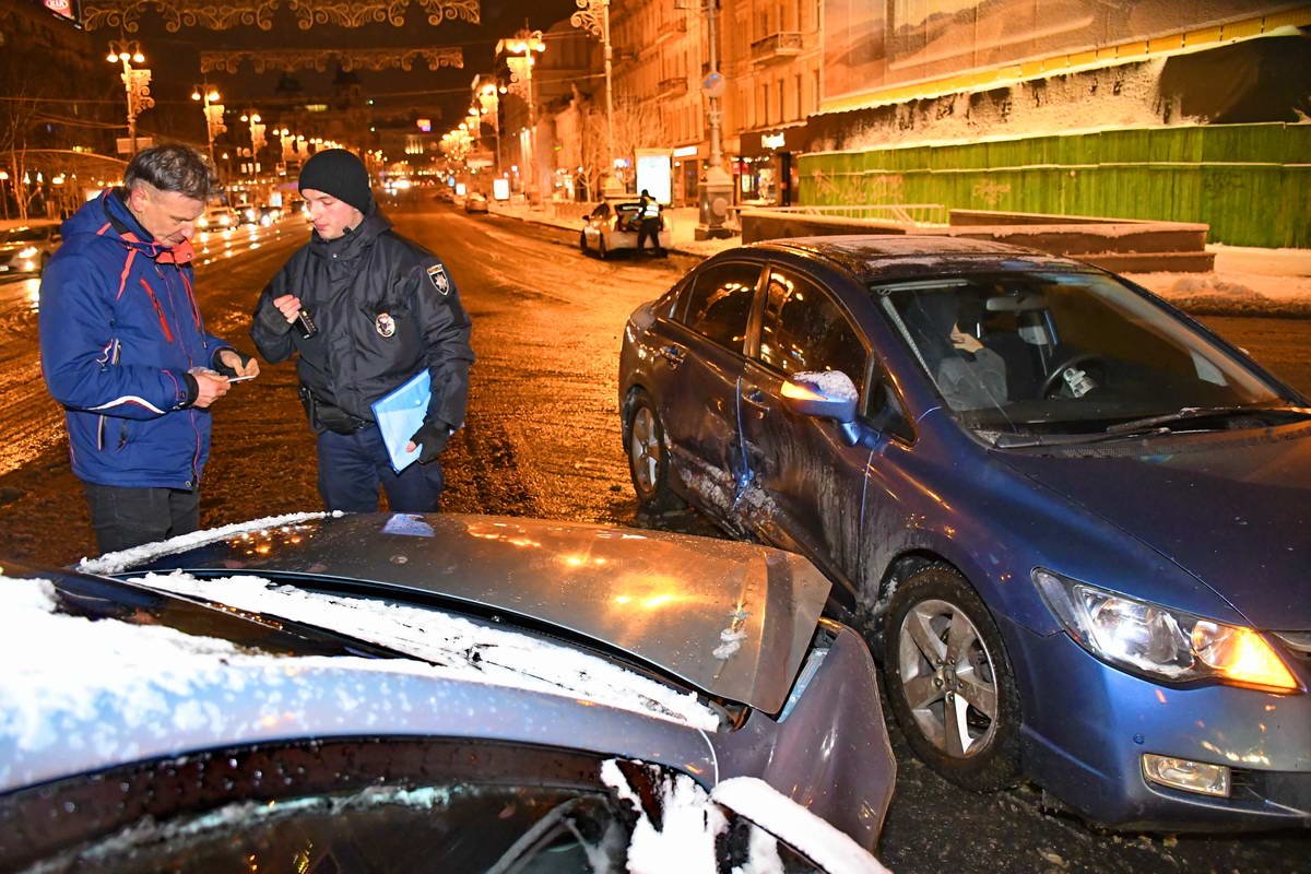 Патрульный выясняет подробности происшествия Патрульный выясняет подробности происшествия