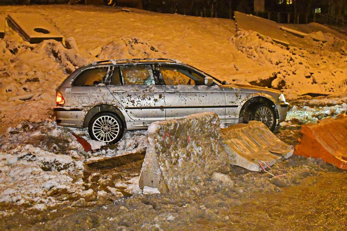Водитель говорит, что автомобиль попал в яму на дороге Водитель говорит, что автомобиль попал в яму на дороге