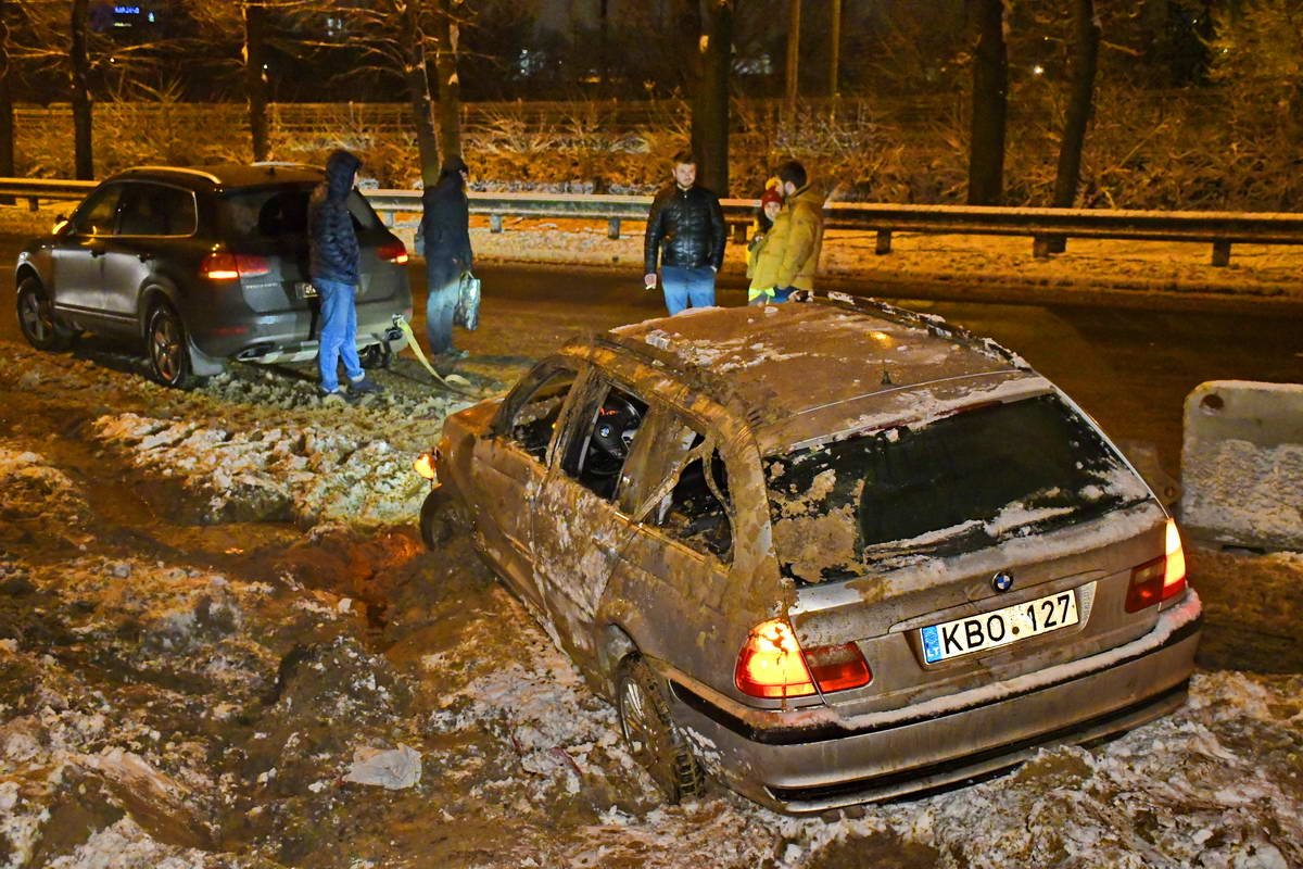Неравнодушный водитель Volkswagen помог перевернуть BMW Неравнодушный водитель Volkswagen помог перевернуть BMW