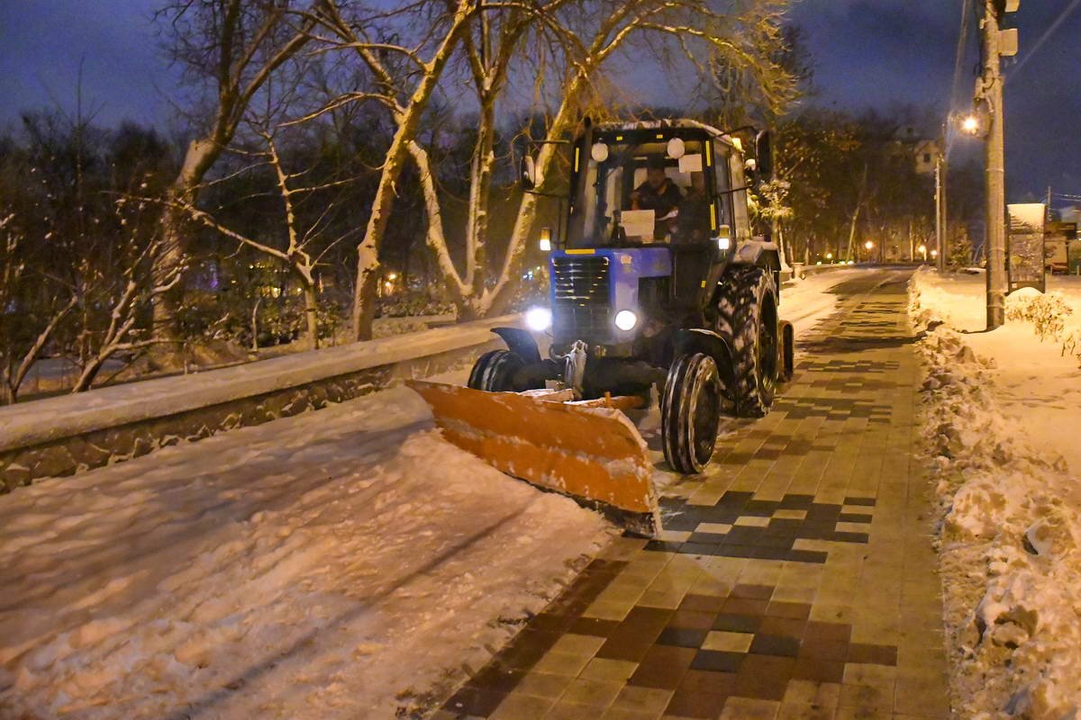 Убрать снег с аллеи к утру еще успеют