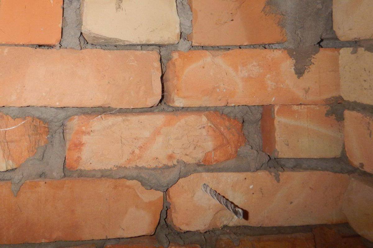 С помощью перформатора в стене проделывается отверстие для спасения кошки