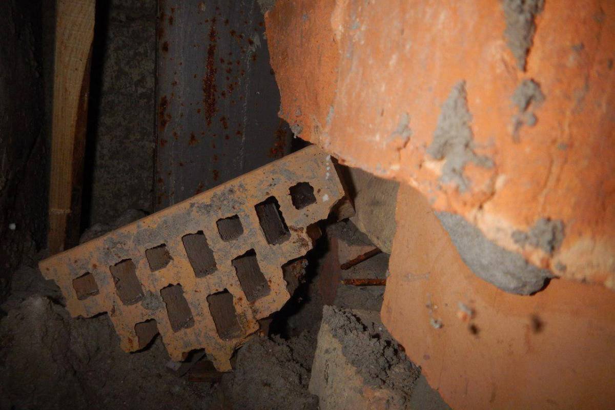 Скорее всего, именно через это отверстие животное попало в щель