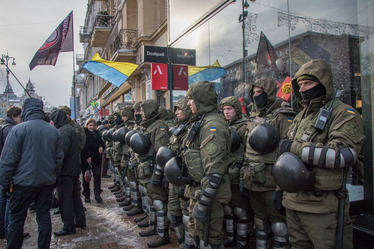 Но большая часть правоохранителей сосредоточена именно возле здания Печерского суда Но большая часть правоохранителей сосредоточена именно возле здания Печерского суда