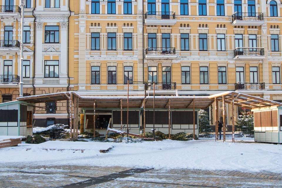 На Софийской площади готовят все для новогодней ярмарки