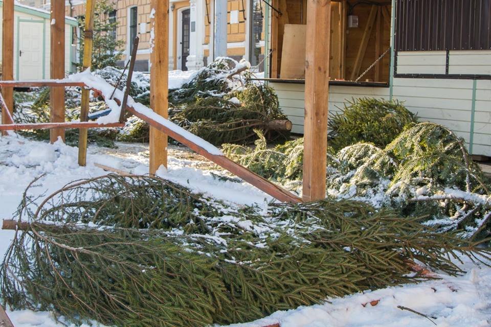 Елочке добавили пышности дополнительными ветвями