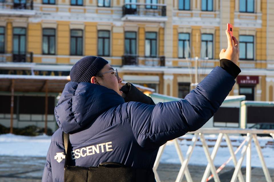 Киевляне и гости столицы с радостью селфятся на фоне 100-летней красотки