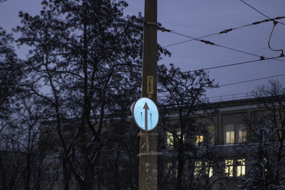 Прямо перед поворотом на улицу Рылеева висит знак, запрещающий поворот Прямо перед поворотом на улицу Рылеева висит знак, запрещающий поворот