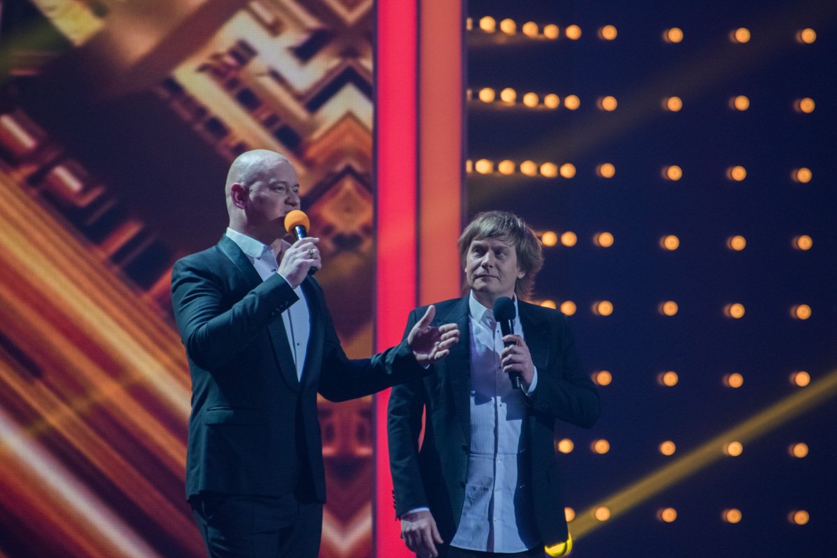 Женя и Степа вышли зазывать публику из буфета