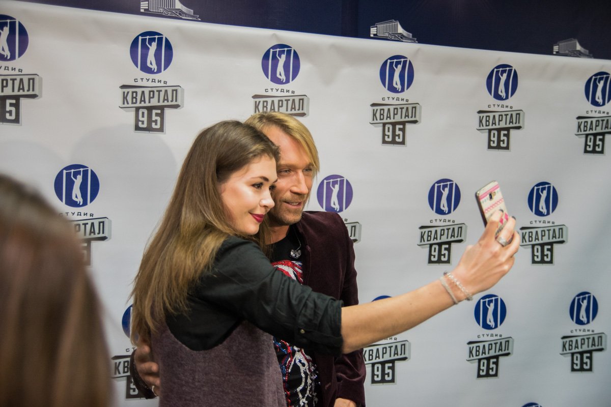 Винника после выступления сразу окружили поклонницы