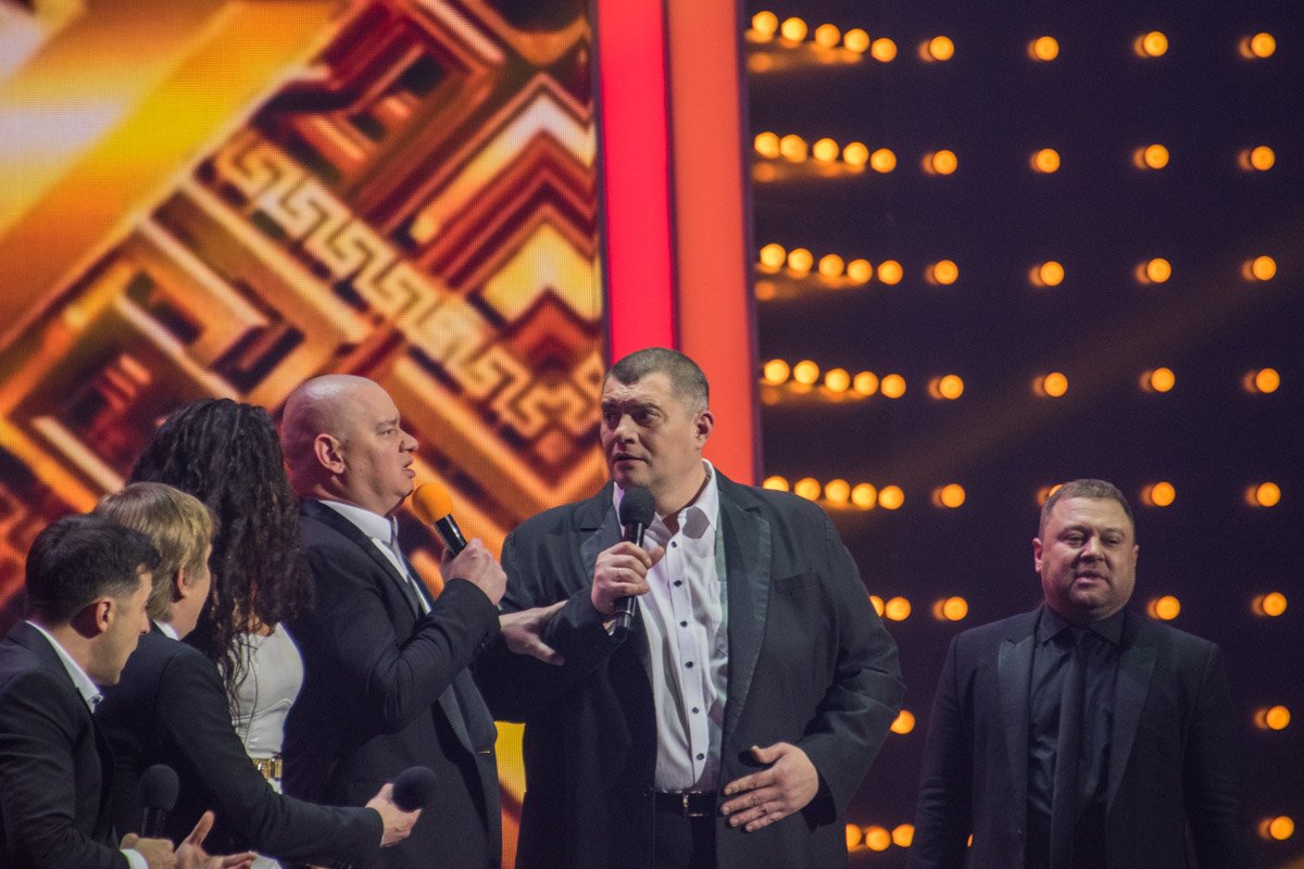 К Каменских на сцену вышли все мужчины Квартала