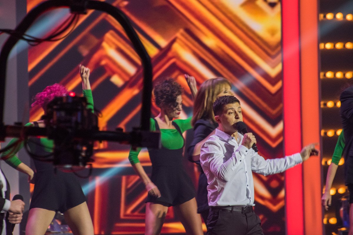 Здесь красотки танцуют, здесь всегда полный зал, здесь девчонки целуют даже если устал...