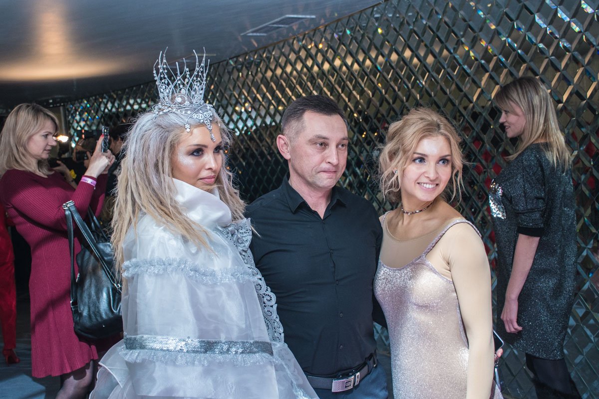 Зрители не могли уйти без фото с главными героинями вечера