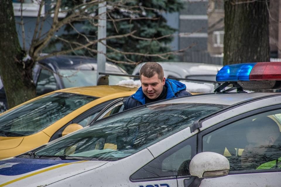 В Киеве возле школы микроавтобус сбил 11-летнего мальчика 3