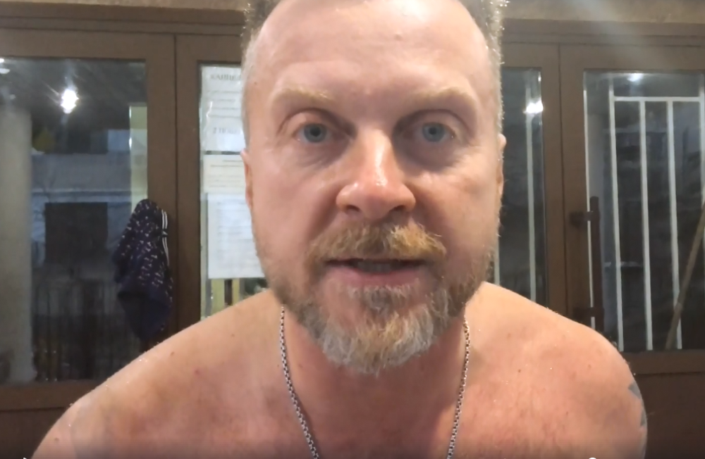 Таким образом артист решил привлечь внимание чиновников к его проблеме в вопросах с алиментами