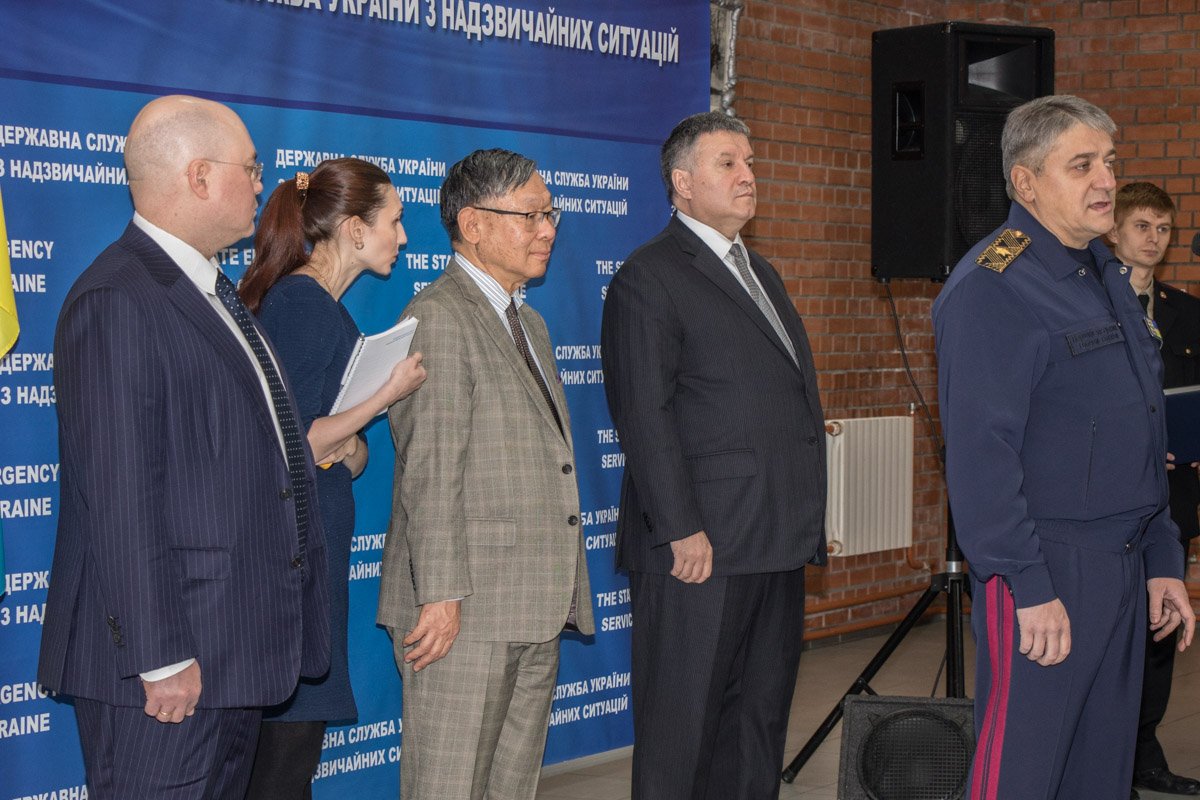 В передаче участвовали Чрезвычайный и Полномочный Посол Японии в Украине Суми Шигеки и Министр внутренних дел Арсен Аваков