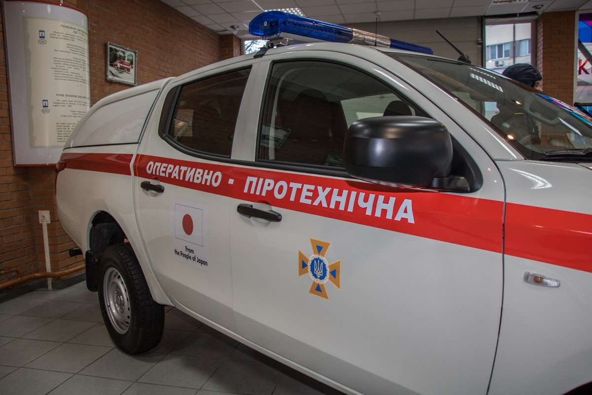 В каждой машине есть портативная радиостанция и световая акустическая панель