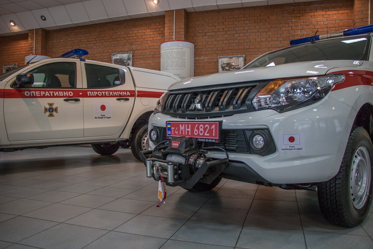 В каждой машине есть портативная радиостанция и световая акустическая панель