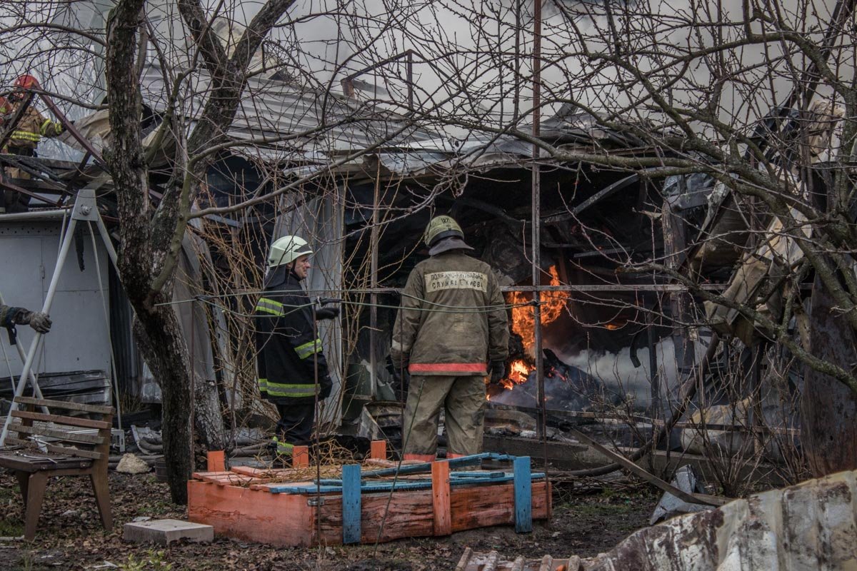 Владелец сгоревшей постройки рассказал, что в огонь мгновенно возник в дымоходе и быстро распространился по помещению 