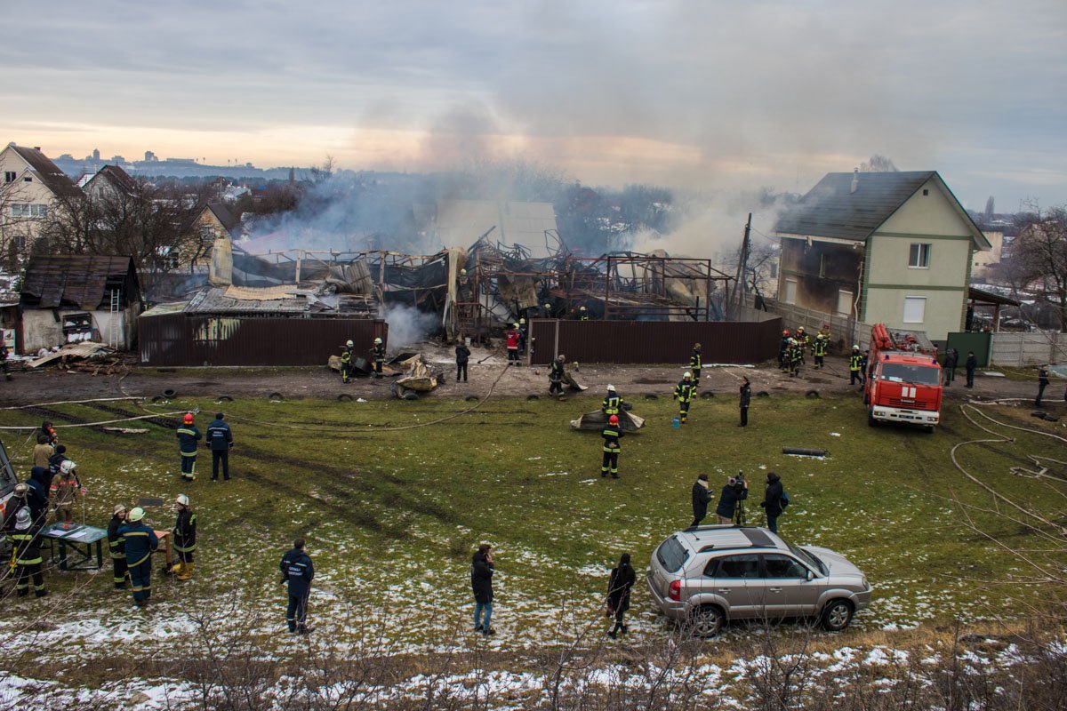 Из-за пожара поплавилась обшивка соседних жилых домов 