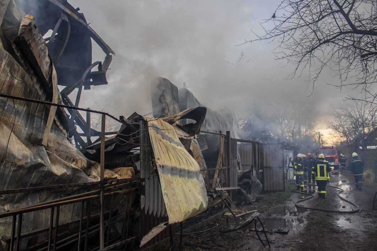 По предварительной информации пожарных, в здании взорвался газовый баллон 