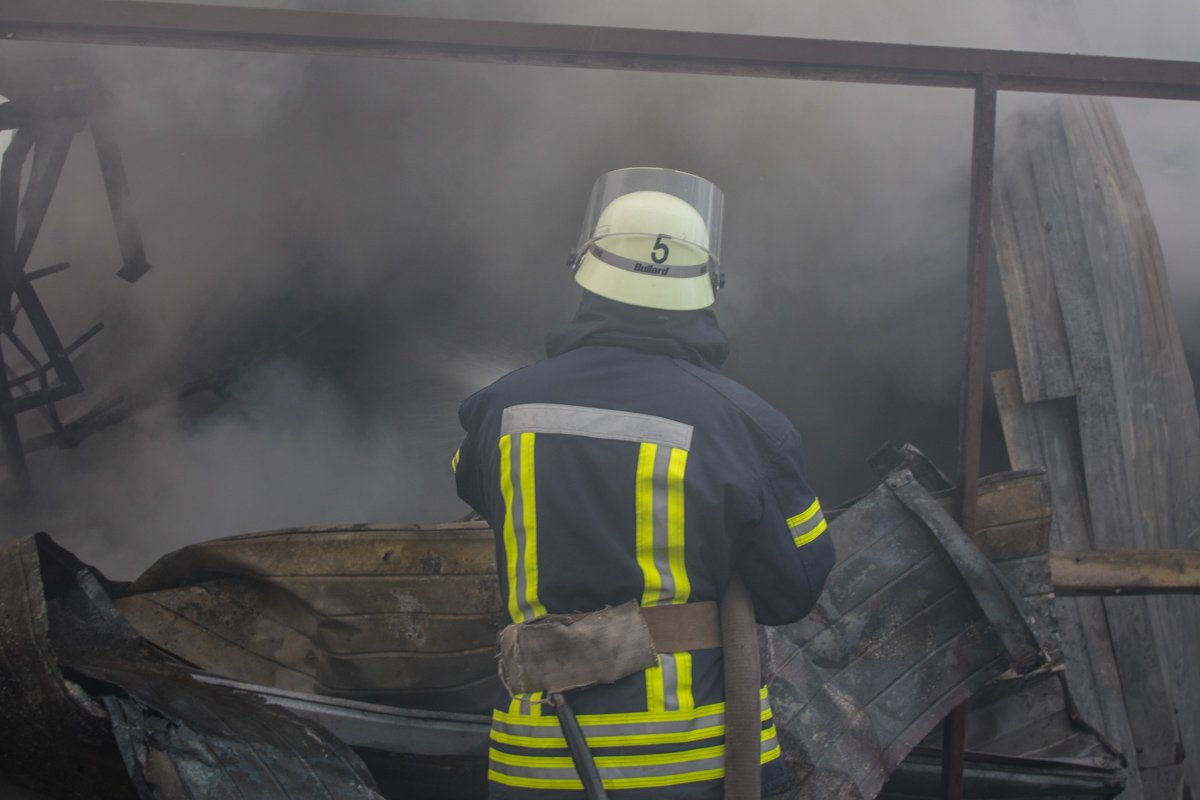 С огнем боролись 87 спасателей 