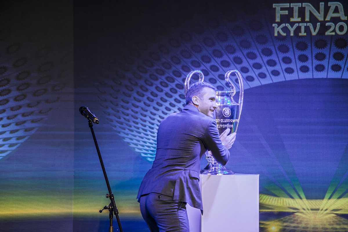 Послом мужской Лиги чемпионов стал Андрей Шевченко, он даже поцеловал кубок