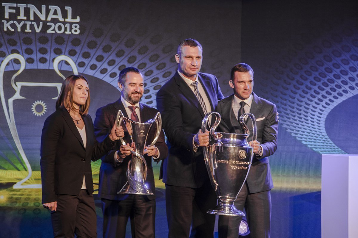 На фоне мужского кубка женский выглядит очень утонченно и изящно 