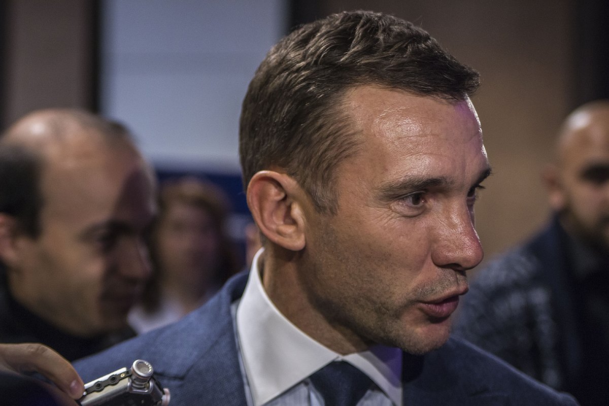 Шевченко не давали прохода ни журналисты, ни гости мероприятия с просьбами сфотографироваться с ним