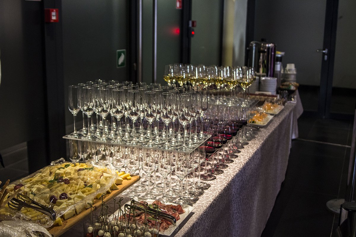 После презентации для всех присутствующих был шикарный фуршет