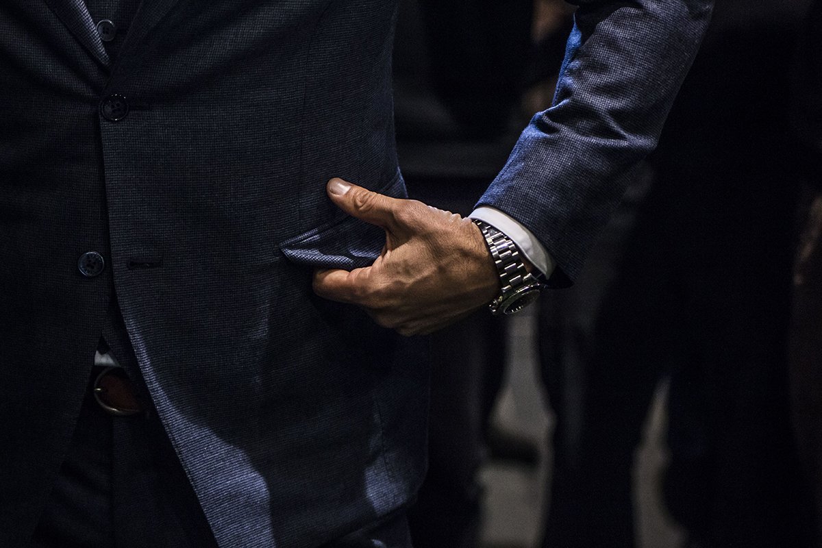 Мужчины красовались своими дорогими часами