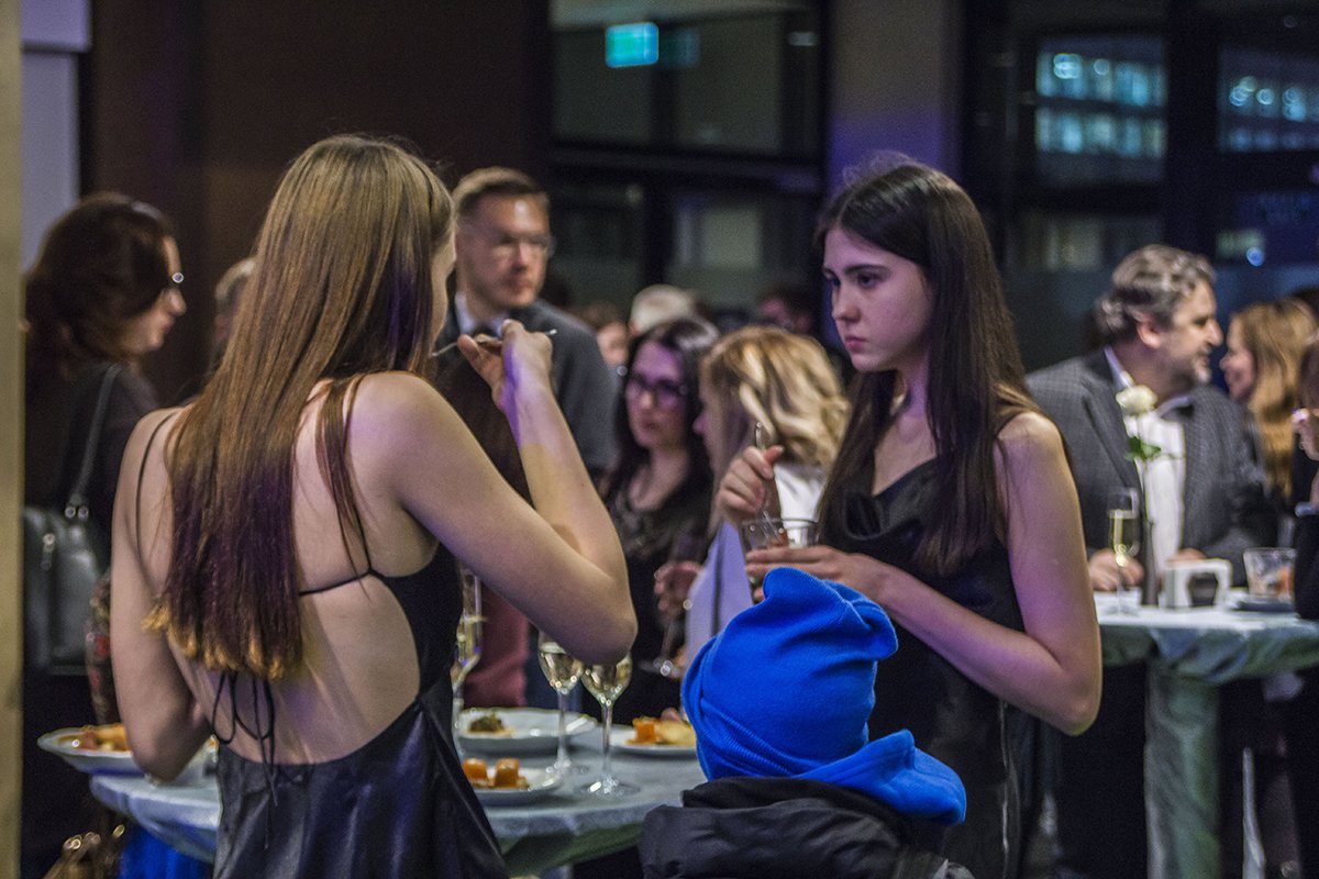 Гостей встречали красивые девушки в элегантных платьях