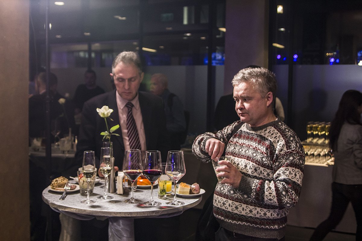 А некоторые журналисты не упустили возможности поужинать