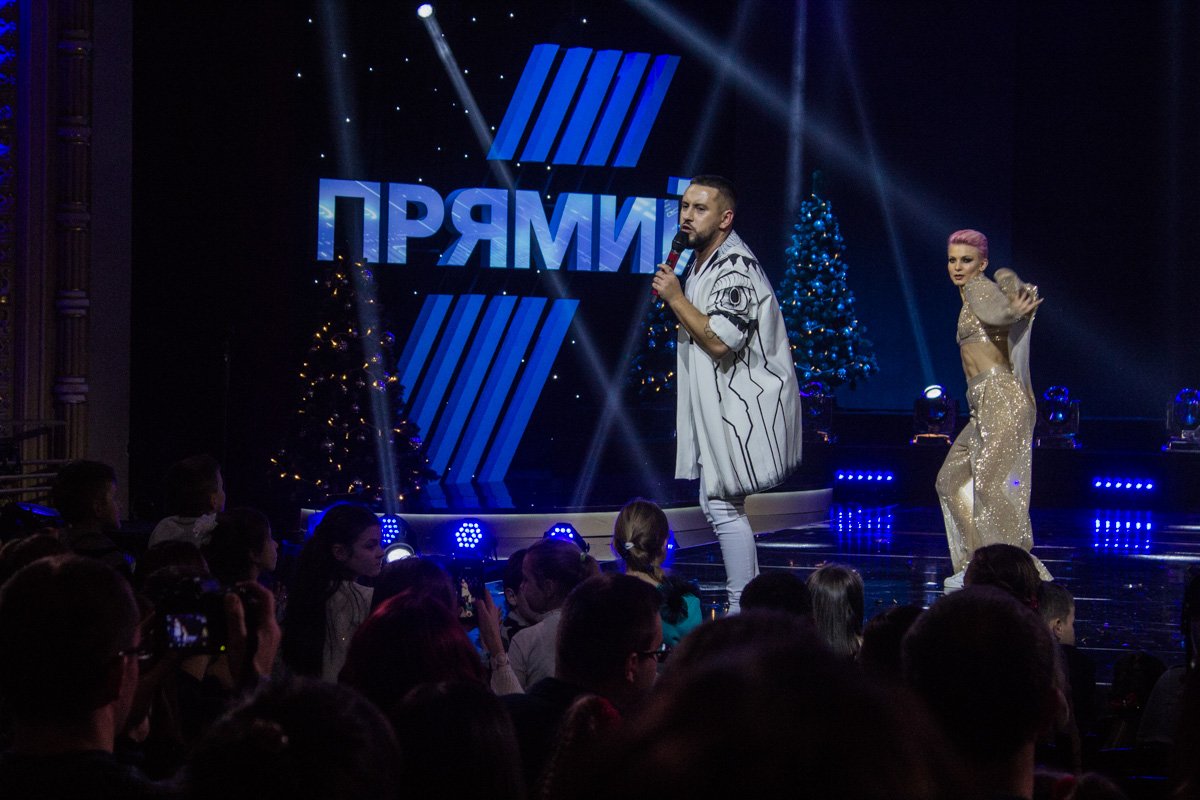 В этот вечер он исполнил несколько своих всем известных хитов