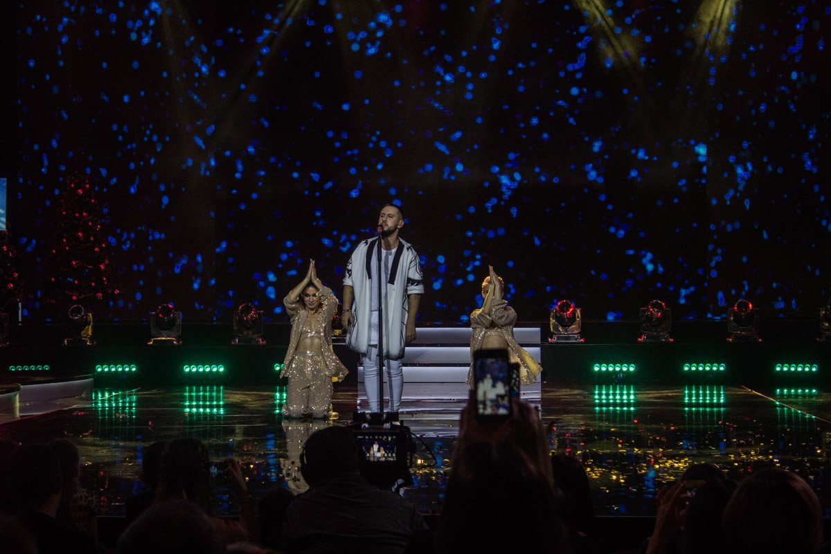 Зал встретил MONATIK овациями