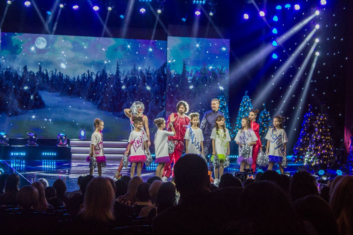 Группа "АГОНЬ" вышла на сцену с молодыми исполнителями