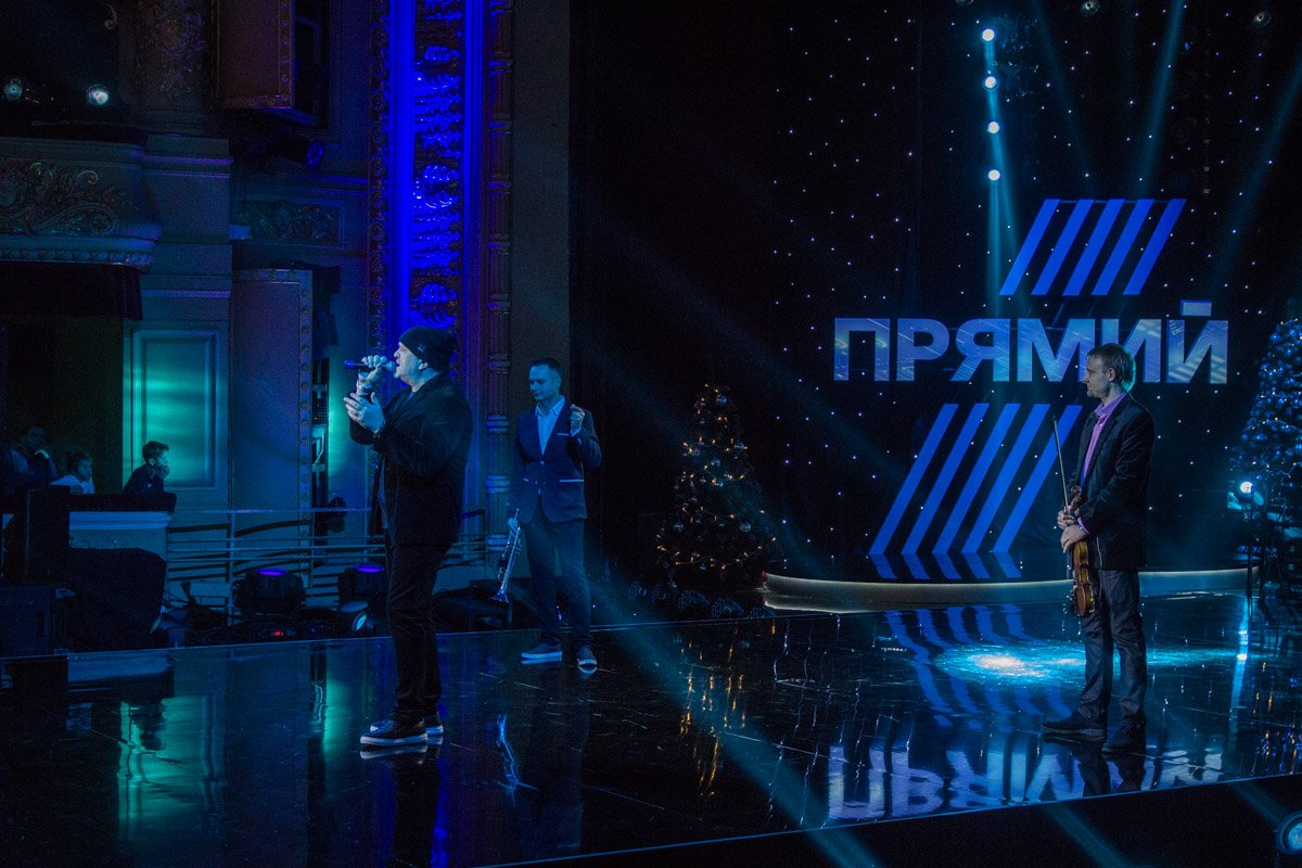 Солист группы Братья Карамазовы исполнил на концерте несколько хитов коллектива