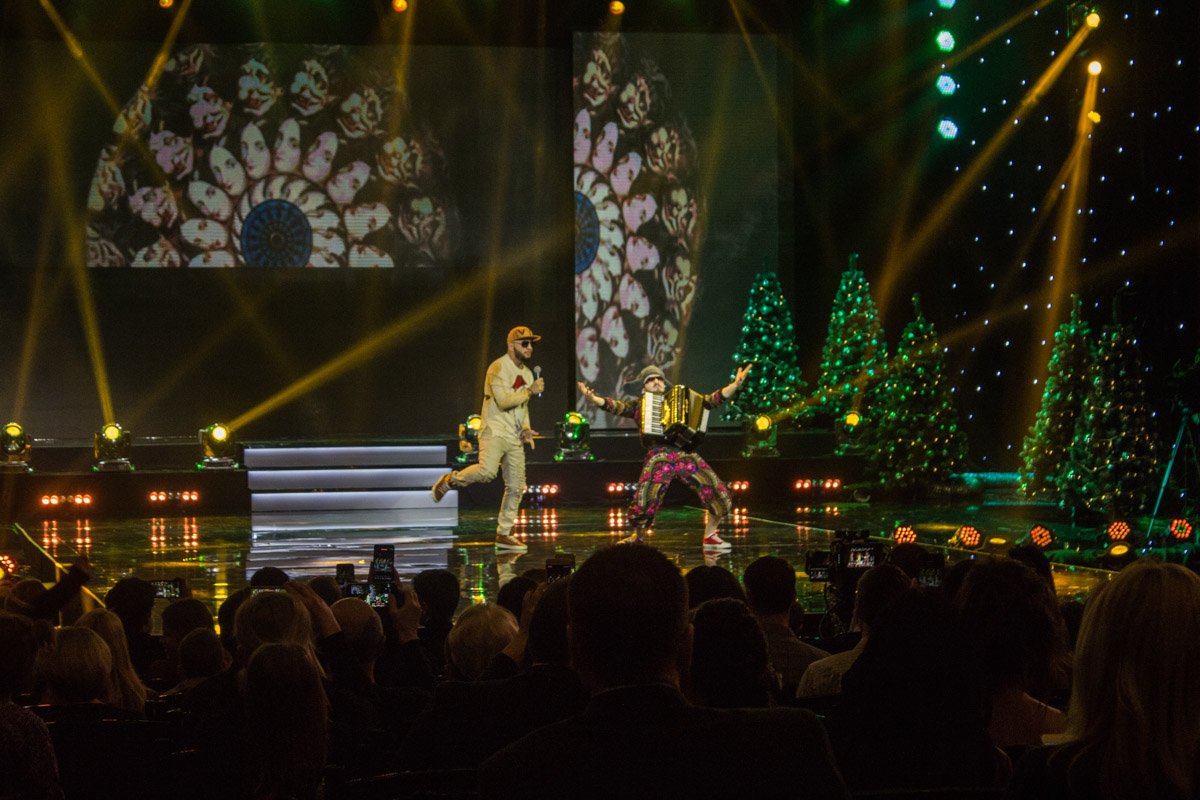 Публику развлекали не только песнями, но и танцами, а также игрой на акордеоне 