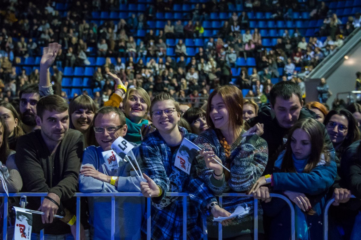 Поклонники собираются на концерт любимой певицы Поклонники собираются на концерт любимой певицы