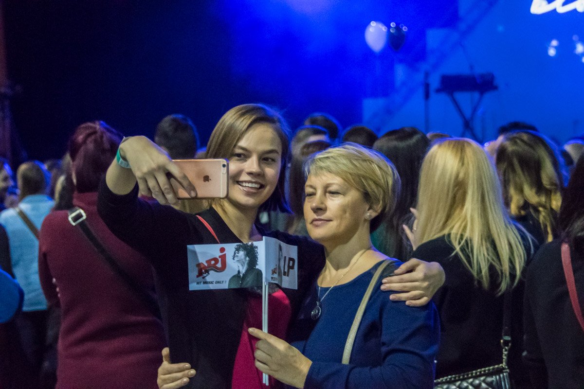 Без селфи подружки не поверят, что была на LP Без селфи подружки не поверят, что была на LP