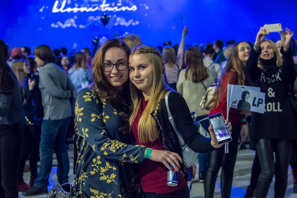 Пока ждут артистку, можно и пофоткаться Пока ждут артистку, можно и пофоткаться